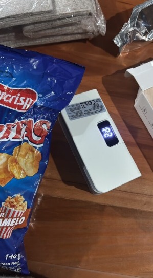 Sealvero bag sealer next to an opened bag of crisps
